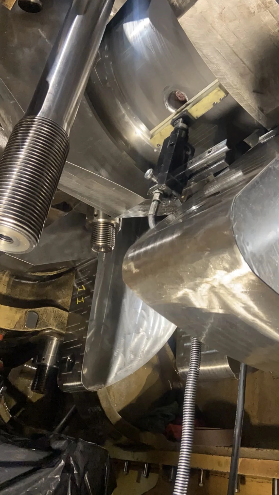 Underslung in-situ grinding machine in operation on large installed engine